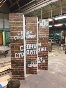 Печать на пленки с клеевым слоем (самоклейки) монтаж на конструкции из дсп