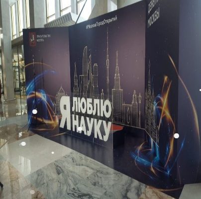 Где используют технологию УФ-печати на стендах?